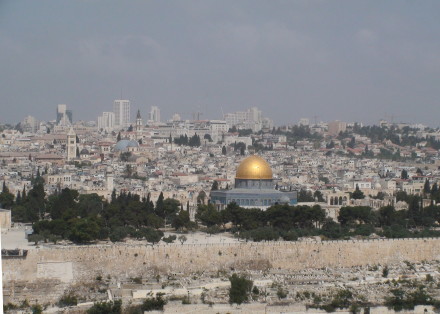 Jerozolima z Góry Oliwnej - widoczny złoty dach Kopuły na Skale